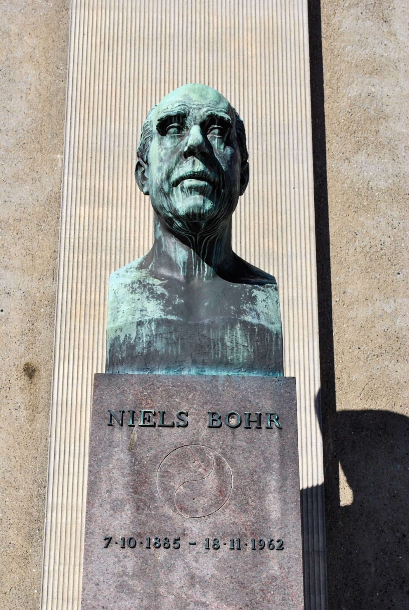 Nils Bohr's bust, Copenhagen (by Virginia Gregorio) (1).jpg